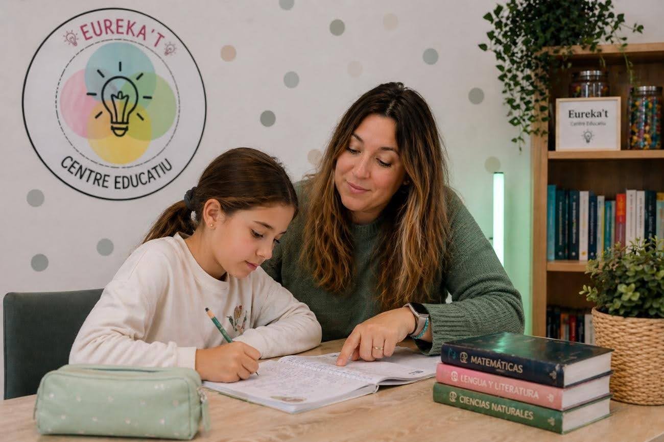 Adolescente estudiando con acompañamiento